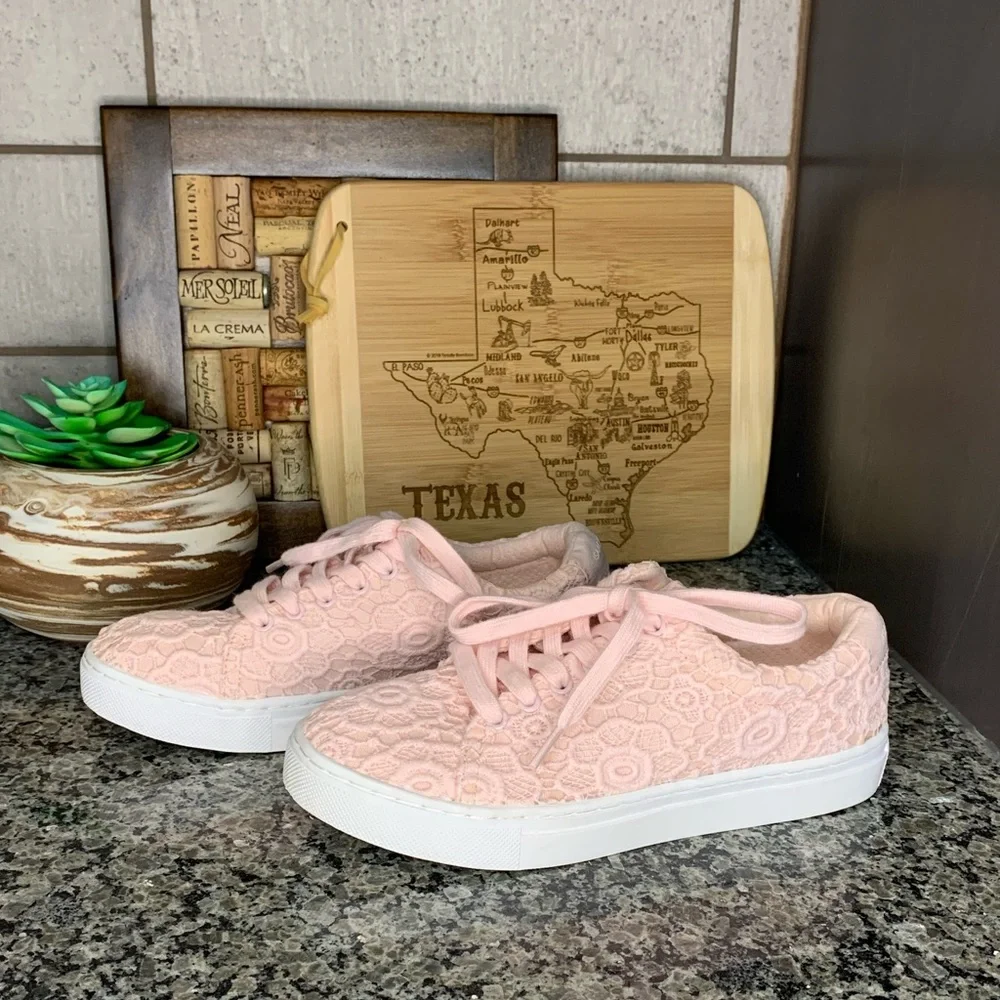Isaac Mizrahi Imjina Pink Eyelet Sneakers Size 6.5